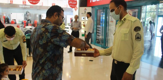 تبریک متفاوت پلیس کیش به مردم:  اهدای گل به مناسبت ولادت امام رضا(ع) در جزیره کیش