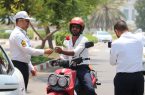 اهدای شاخه گل به راکبان قانونمند موتورشارژی در کیش