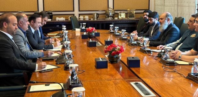 دیدار دبیر شورای‌عالی مناطق آزاد با وزیر تجارت پاکستان در جریان سفر رئیس‌جمهور به اسلام‌آباد