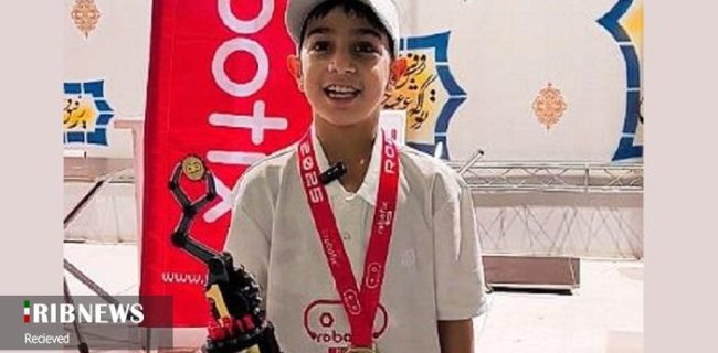 نشان طلای مسابقات کشوری رباتیک ربوتیکس ایران بر گردن نوجوان کیش